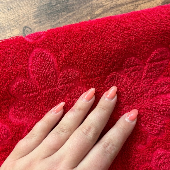 Vintage 60s 70s Cotton Bath Towel Raised Floral Medallion Pattern – 23.5” x 40” - Picture 3 of 7